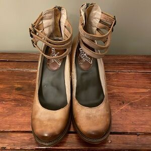 Free Bird-Randi size 9 women’s beige shoes/very gently worn a couple times